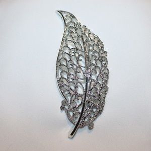 Vintage 1960s silver tone leaf brooch